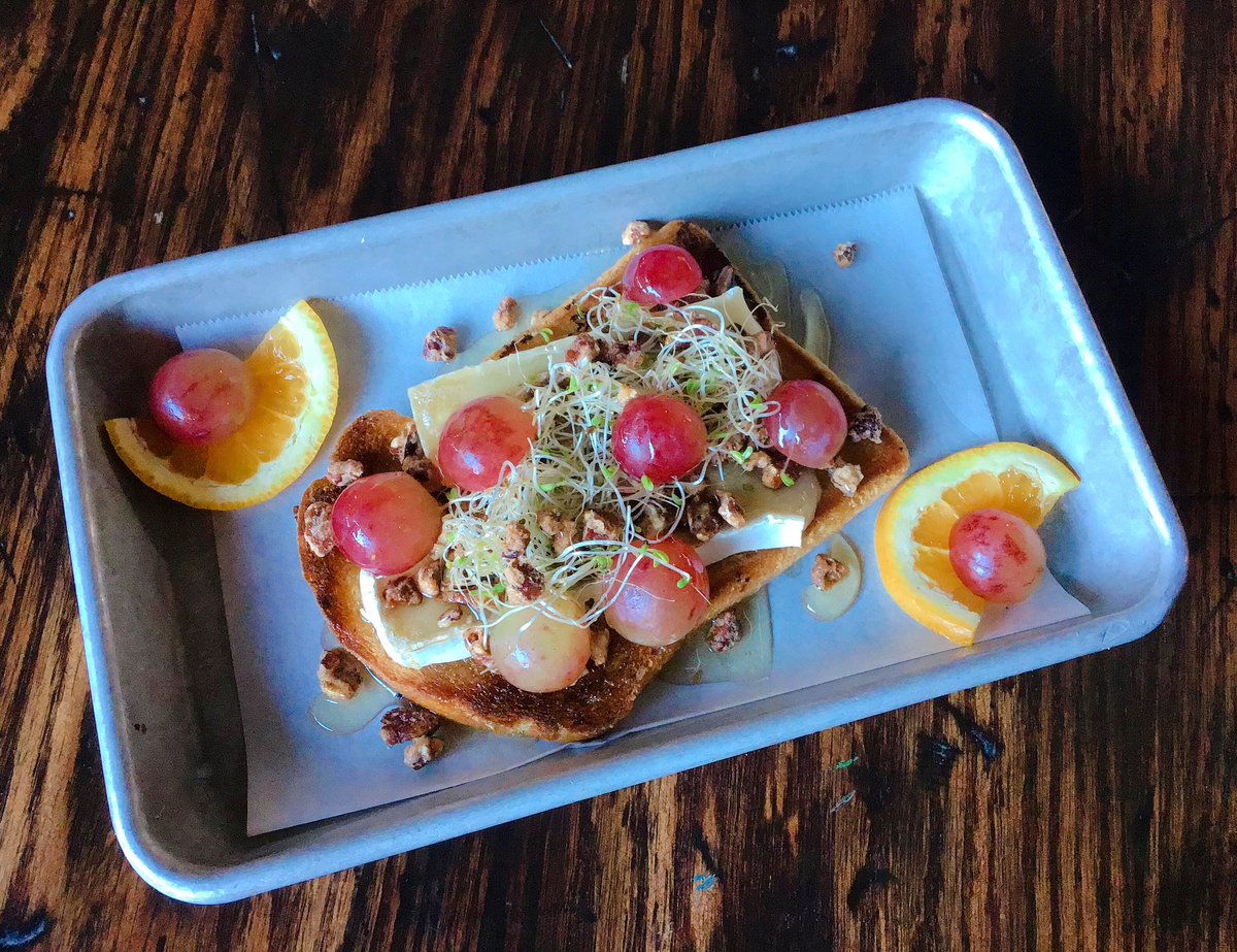 StationsideATL's tweet photo. Satisfying your breakfast/brunch/lunch needs with this fire Brie Toast🔥topped with Brie, grapes, spiced pecans &amp; an agave nectar drizzle✨ #Toast https://t.co/PbijwhJ68t