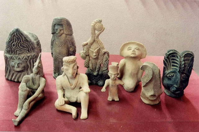 Yesterday in  #ANSC301 we talked about one of my favorite examples of  #pseudoarchaeology, the Acambaro Figurines!More then 30,000 figurines were "discovered" in the 1940s & 50s outside of the Mexican town of Acambaro and purchased by the German collector Valdemar Julsrud. 1/14