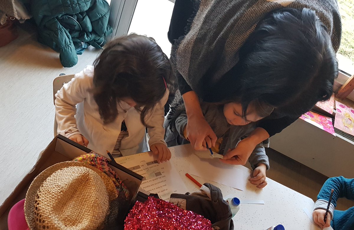 ageem3201's tweet photo. #15aineageem Laisser une trace, découvrir des poèmes, jouer avec les mots, jouer à  un jeu coopératif....de beaux moments de partage avec les parents,  @32Cpd  @AtsemNational  @AGEEM_National @AgeemAcTlse https://t.co/D6tfUMrecf
