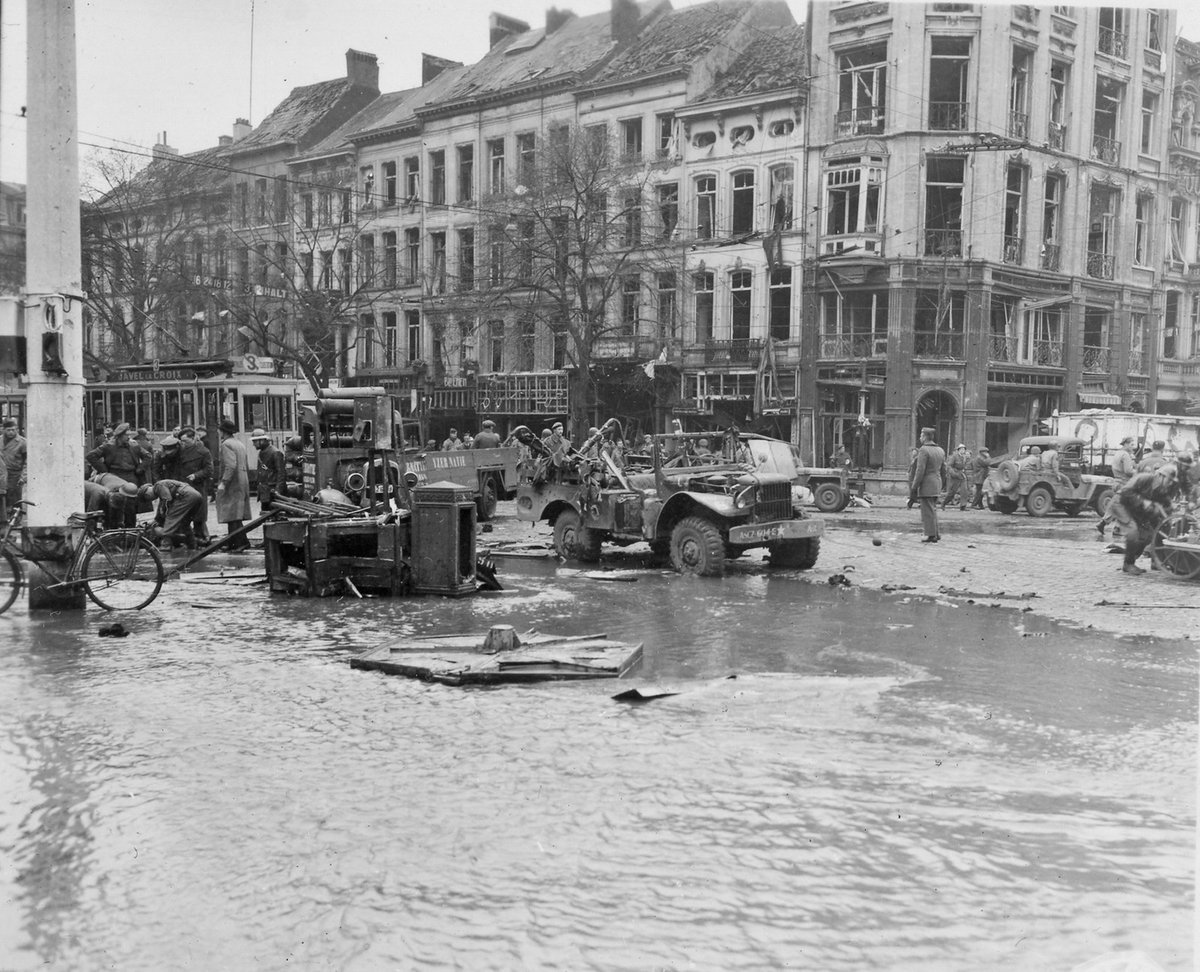 27/11/44: “Een ramp! Op een kwartier tijd een bom op de telegraaf centrale in de Lange Nieuwstraat én een op het kruispunt der #Teniersplaats: juist om 12 uur. Een massa doden en gekwetsten, waaronder zeer vele Engelsen.” #BREAKING #ramp #ravage #WO2 #75jaargeleden #VBom #Oomes