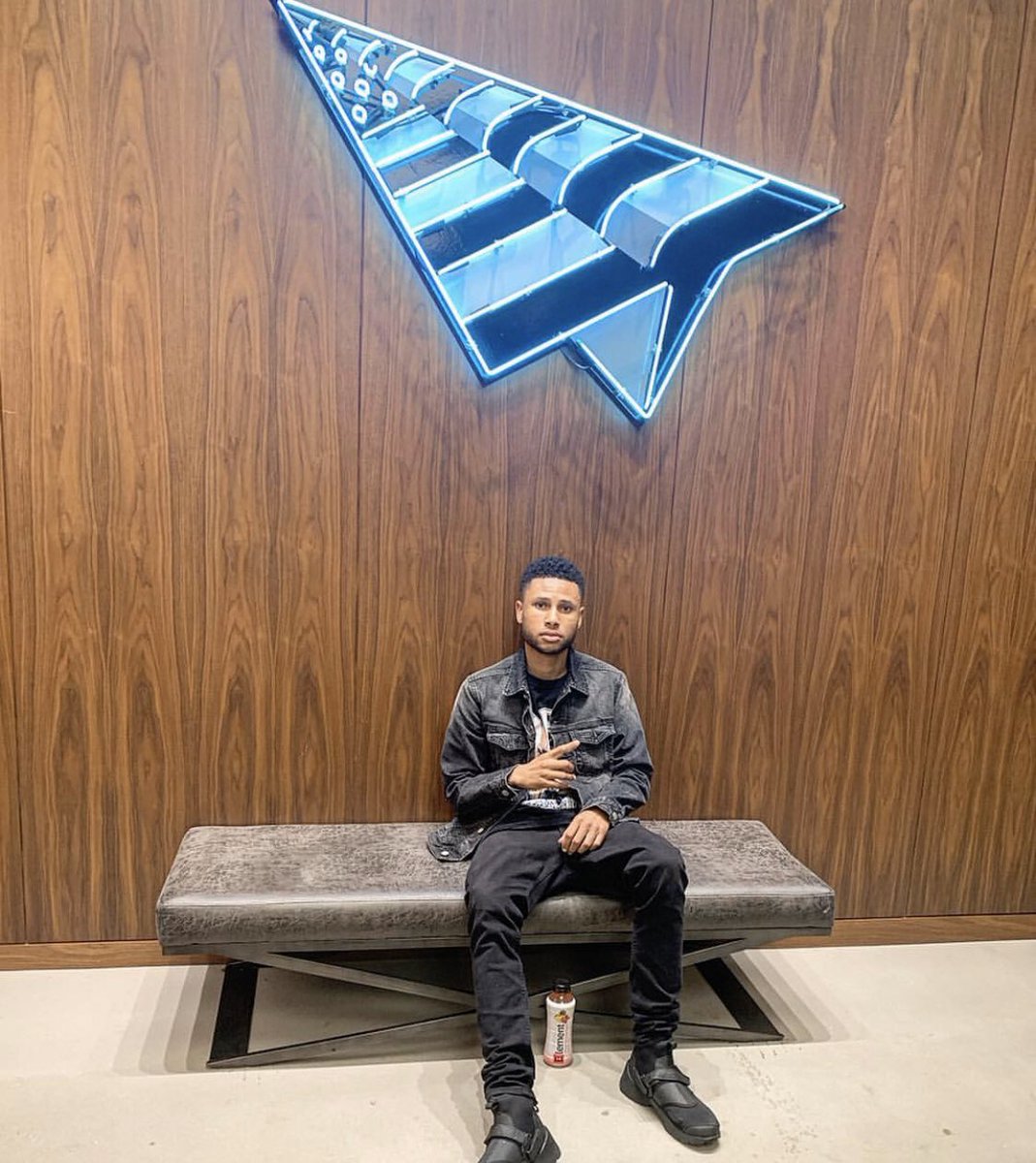 Ze_The_Barber's tweet image. Lord watch over me as I continue on my journey to success. Last night I lost a brother, a client, and a fellow entrepreneur. I’m gonna miss them talks with you bro🥺. It’s hard being a young successful black man. People hate to see it. #ripdev Rest up my angel🙏🏾💔