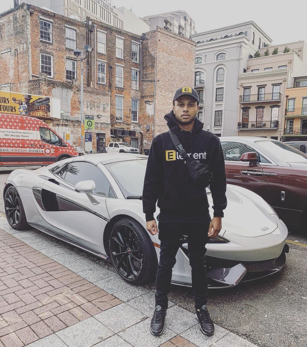 Ze_The_Barber's tweet image. Lord watch over me as I continue on my journey to success. Last night I lost a brother, a client, and a fellow entrepreneur. I’m gonna miss them talks with you bro🥺. It’s hard being a young successful black man. People hate to see it. #ripdev Rest up my angel🙏🏾💔