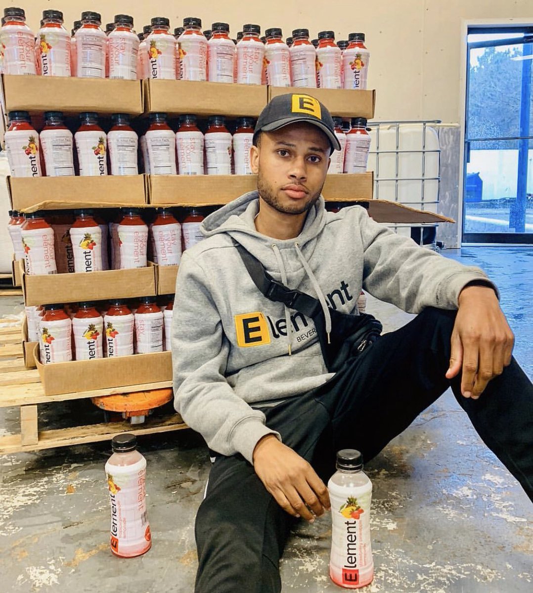 Ze_The_Barber's tweet image. Lord watch over me as I continue on my journey to success. Last night I lost a brother, a client, and a fellow entrepreneur. I’m gonna miss them talks with you bro🥺. It’s hard being a young successful black man. People hate to see it. #ripdev Rest up my angel🙏🏾💔