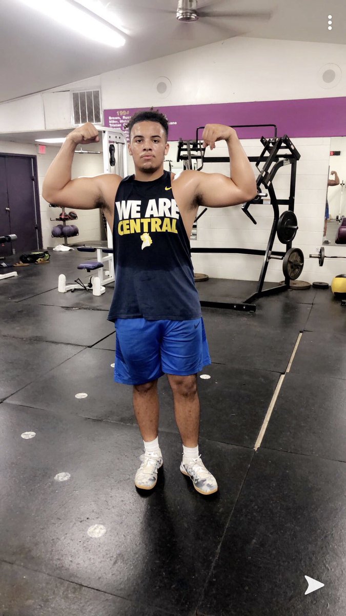 savaneyyyyy's tweet photo. @RazorbackFBRec 

https://t.co/vCr1jxhPUk

This kid is a BEAST! 1st minute is definitely watching, but I’ll warn you that you cant stop watching it once you start👀 https://t.co/NFDxVJIws1