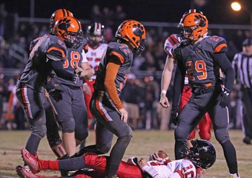 bdtigerfootball's tweet photo. 2 days to JM.
2 Tigers have over 100 tackles on the season - Austin Yates (126) and Kyler Cornwell (112). There are 7 Tigers with at least 2 tackles for loss, led by Jake Johnson with 9, and 7 with at least 2 sacks, led by Yuri Smaltz/Matthew Basala (tied with six). #PTR #BeatJM https://t.co/P15i0WW98G