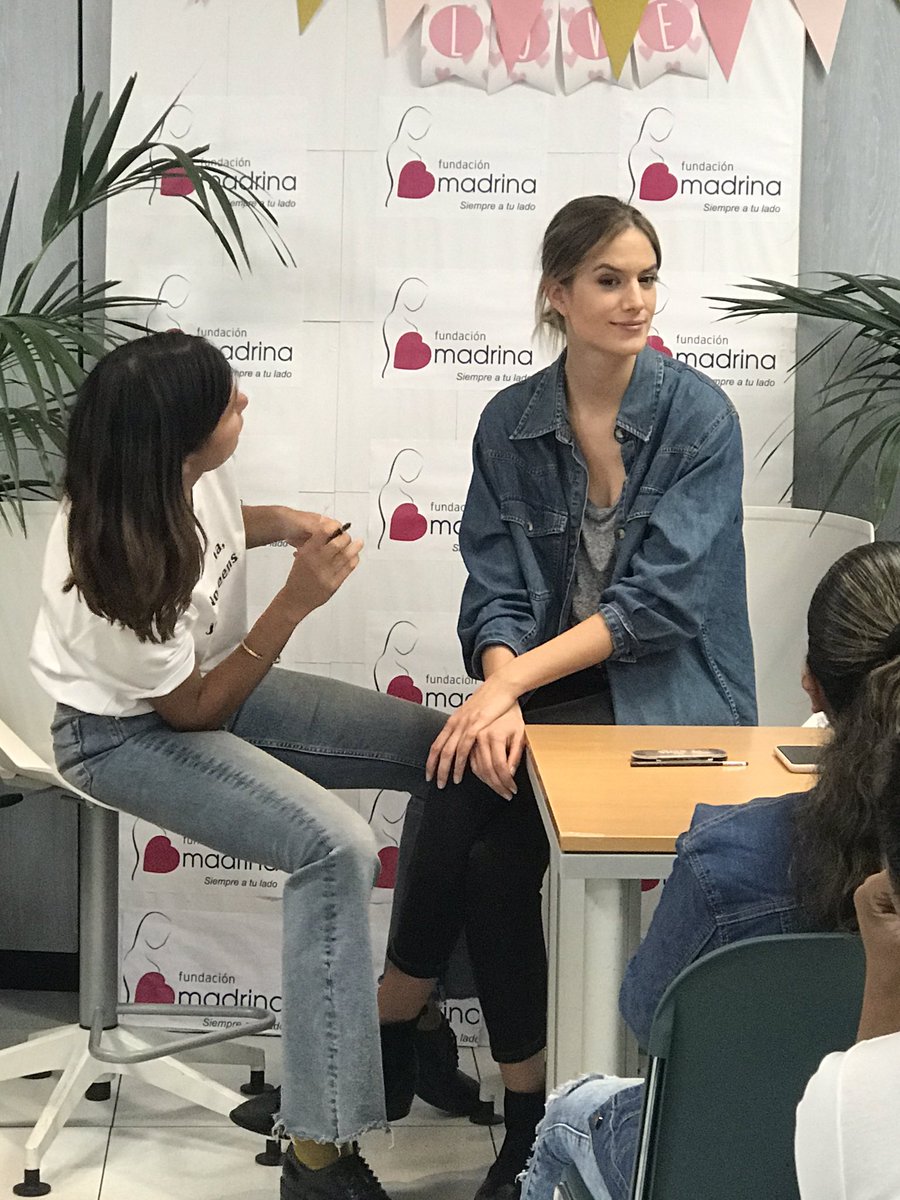 Qué tarde tan feliz hemos tenido con la visita de las modelos Lola Brey @lolitabrey y Marta Abarrategui <a href="/marthaldc/">Tita</a>, quienes han dado una clase de maquillaje y consejos de belleza a nuestras mamis !! Miles de gracias #queens !! 💓💓🤗🤗 @suigeneris_world  #notdramajustqueens