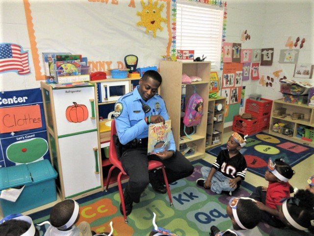 @KennerPolice #ReadForTheRecord ! Thank you to @STEM_WASHINGTON and Kenner Head Start for allowing our officers to come out and read to and visit with your students! #KPD #ReadForTheRecord #KennerSchools #ThankYouOmu