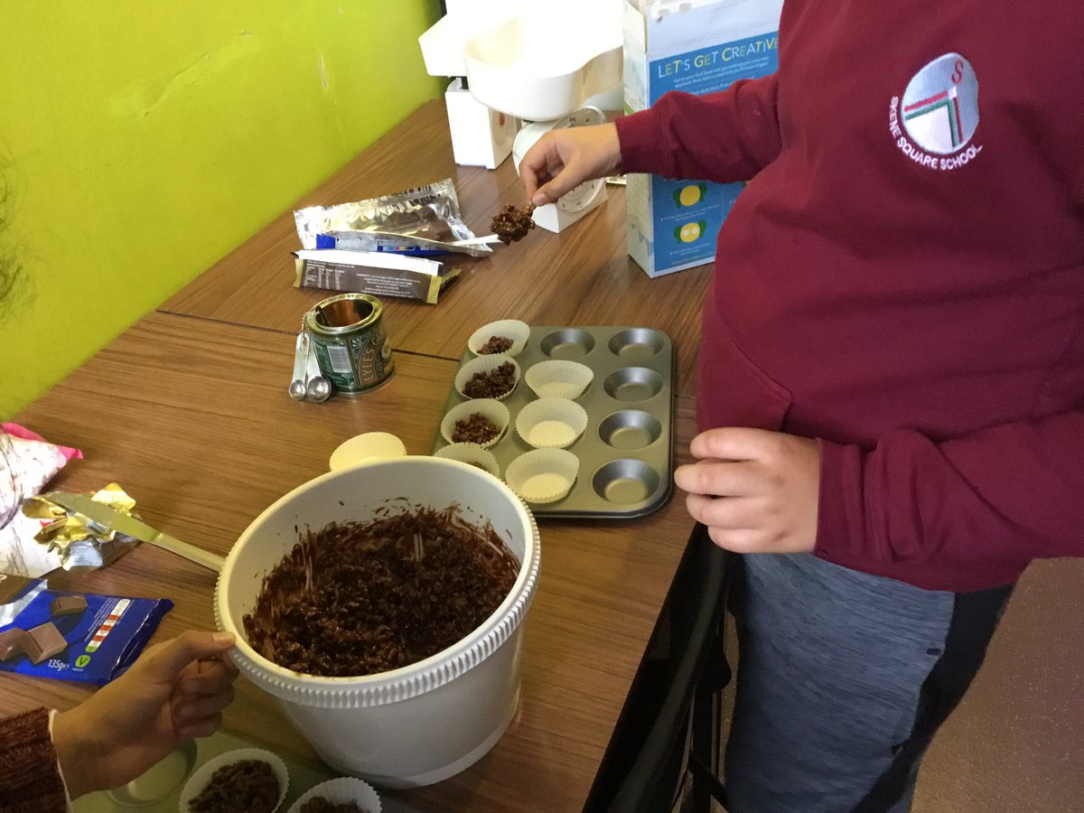 SkeneSquare's tweet photo. Some of P6 spent the afternoon following instructions and using measurement, by making delicious Chocolate Krispies. Thankfully they made enough to share them with the rest of the class! #holisticassessment #practicalactivity #tastytreats #sharingiscaring https://t.co/dFT3reqUJt