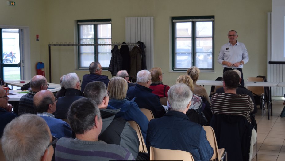 PoliceNat59's tweet photo. [#Prévention] Les #policiers conseillent régulièrement les #seniors afin qu'ils adoptent les #BonsRéflexes pour se prémunir des vols et escroqueries dont ils sont la cible.

Hier, 43 retraités de #StPolSurMer étaient sensibilisés par les policiers de #Dunkerque https://t.co/1MV0yjKX8N