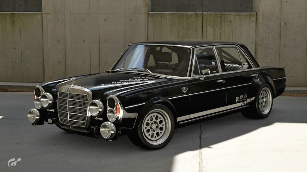 ハル グランツーリスモsportのアップデートで四角いセダン メルセデス ベンツ 300 Sel 6 8 Amg 71 がきたのでvip仕様にして遊んでいる これ４枚で重そうな見た目に反してかなり速い Tc00を55秒で走れる 足回りの設定を詰めれば53秒でいけそう