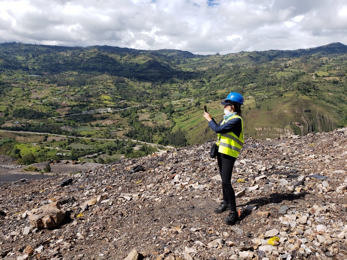 Con el mineral que produce esta mina, se fabrica concreto, y con el, se construyen casas 🏠, vías 🛣, edificios🏢! #MineríaEsencial 🏗#Cundinamarca Tarea diaria 👷🏻‍♀️#LoQueNosUne @Asogravas @acmineriacol @fenalcarbon @ANMColombia @ANLA_Col