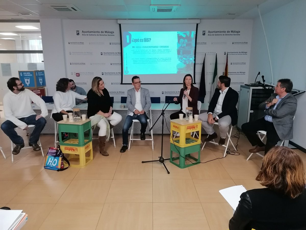 ArrabalAID's tweet photo. Panel de experiencias en jornada #buenaspracticas #PlanInnovaciónMLG @malaga. Proyectos e iniciativas como #Crafteando @Asoc_Oleaje,  #HiloDoble de reciclaje de lonas para diseño de bolsos, @fiiS_es #PaseandoalCOLE la herramienta #TEME o @poetopiaORG. Gracias por compartirlo! https://t.co/XTz4vtni1S