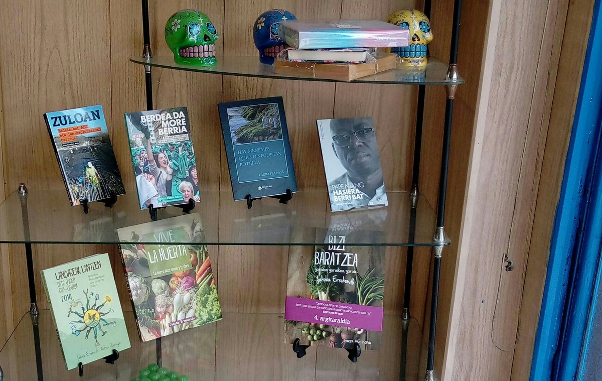 Herritik paseoan, bat-batean nik idatzitako liburua eta <a href="/argia/">ARGIA</a>-ko lankideena erakusleihoan ikustea, gaurko poz txiki handia. Irungo Aduriz liburu-dendan aurkituko dituzue (Nafarroa Hiribidean)
#PapeNiangHasieraBerriBat
#BerdeaDaMoreBerria
#Zuloan
#BiziBaratzea