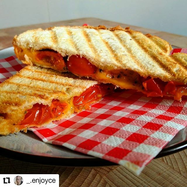 Veggiedeli's tweet photo. #Repost @_.enjoyce
• • • • • •
Tosti met vegan kaas, pesto en tomaat! Ik ben hier echt verslaafd aan geworden 😍

Wit brood koop ik bij de jumbo, de meeste witte broden zijn daar vegan. Check wel even het label ☺️ De vegan kaas komt van @veggiedel… https://t.co/OmKc2qWsnZ https://t.co/MhGouhcMBR