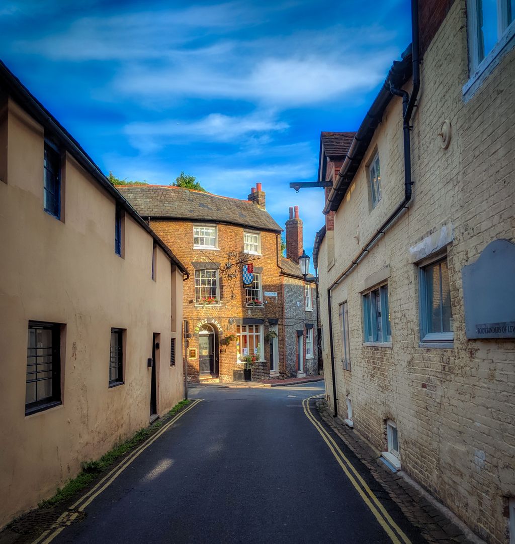 quadalley's tweet photo. As people are starting their Christmas shopping it's the perfect time to support your local independent shops and businesses. 

#Lewes has so much to offer, amazing variety such as @twinkleonline @kingsframers @ODSLewes @HABakerLtd @LewesDepot @tizzslewes and many more
#ShopLocal https://t.co/Fg4WGEW3Qh