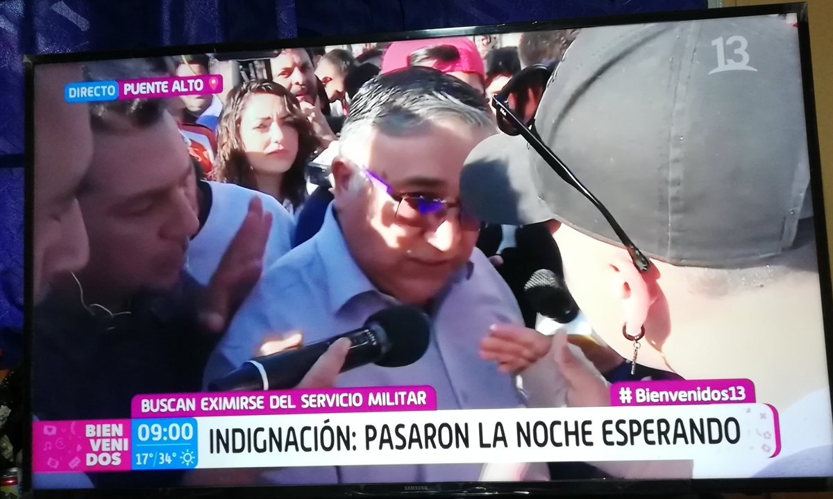 panchosotoa's tweet photo. @Bienvenidos13 @vidalvocero @LavinJoaquin Pobre el llegó a la una de la mañana, pero cuando anda weando se amanece, saquen a ese reportero está haciendo conficto nada más y no tiene respecto a los mayores de edad https://t.co/tWS6LG9pIJ