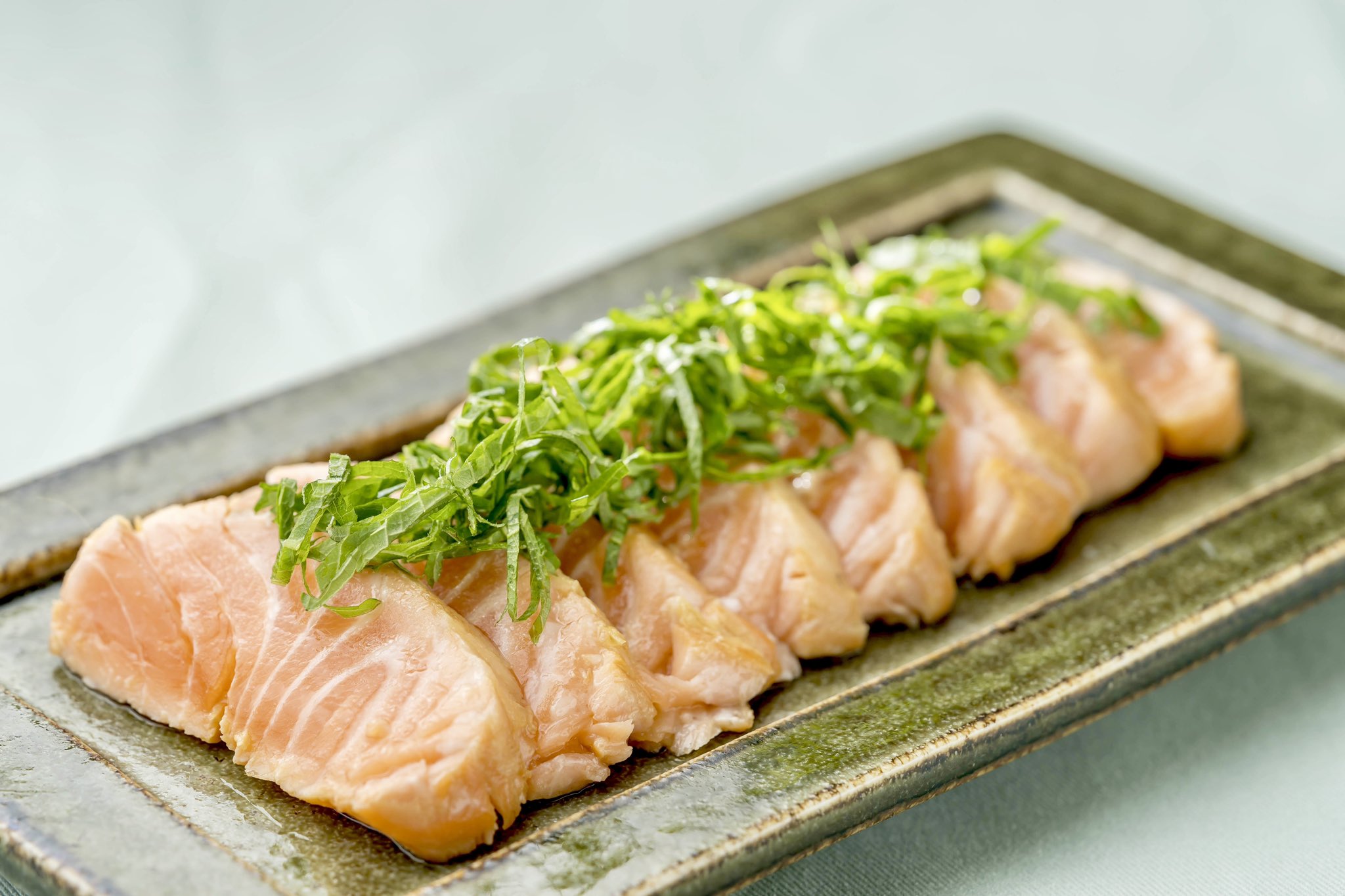 ぼく いらすと料理家 サーモンってそのまま食べても美味しいけど フライパンで あぶり焼き にするともっと美味しい フライパンでサーモンの表面焼いて 軽く焦がす タレに漬けて1時間冷蔵庫に入れるだけ おつまみにも 炙り丼にしても