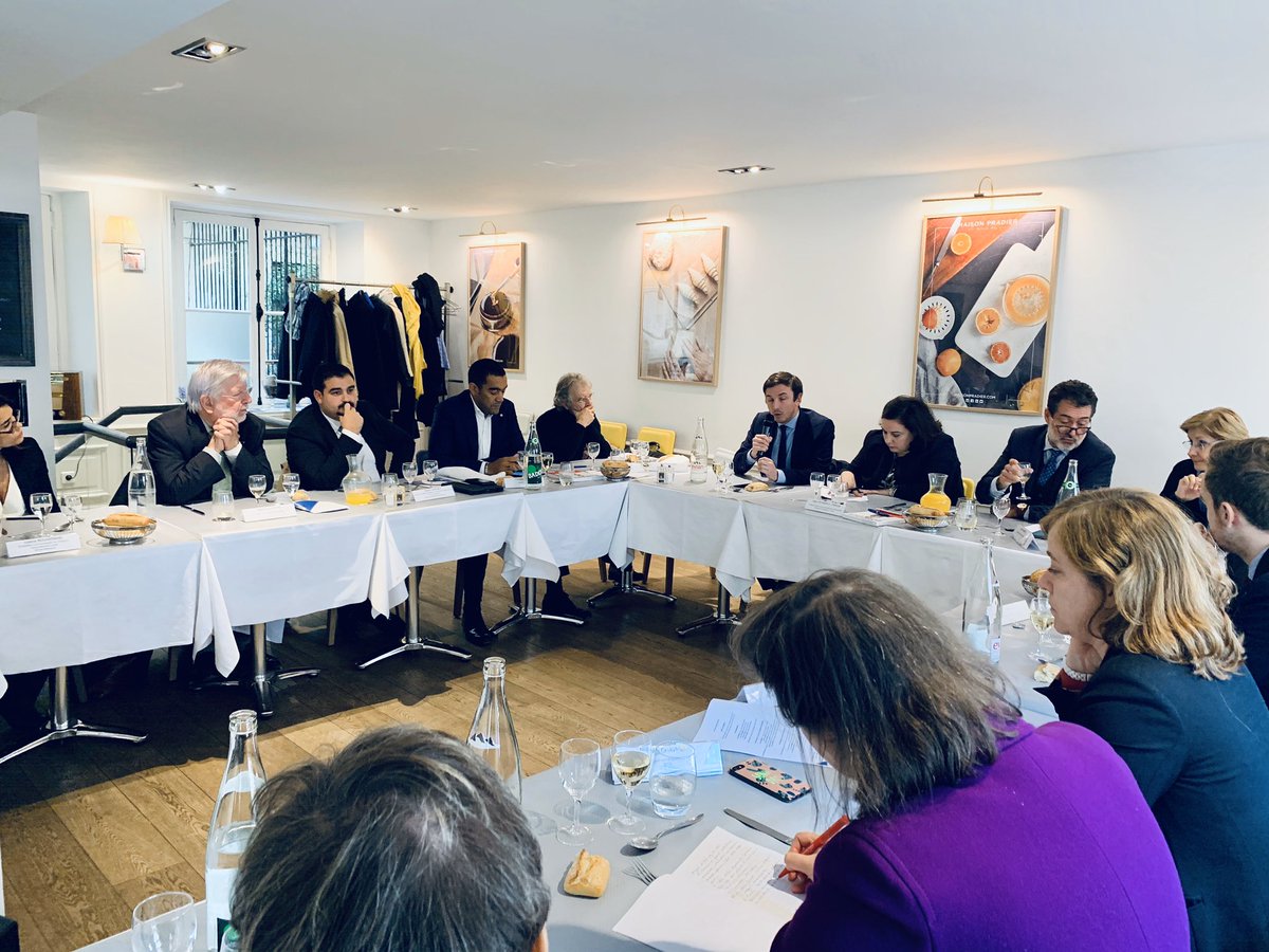 ComPublics's tweet photo. 🍽 Place au déjeuner-débat autour @emmacosse en la présence de @saidahamada Pdt groupe étude Villes&Banlieues, @Aurelientache Pdt Conseil national de l’#habitat, d’Hubert #Wulfranc ainsi que de la Sénatrice auteure de nombreux rapports sur la politique de la ville #AnnieGuillemot https://t.co/9aQrIkVT3X
