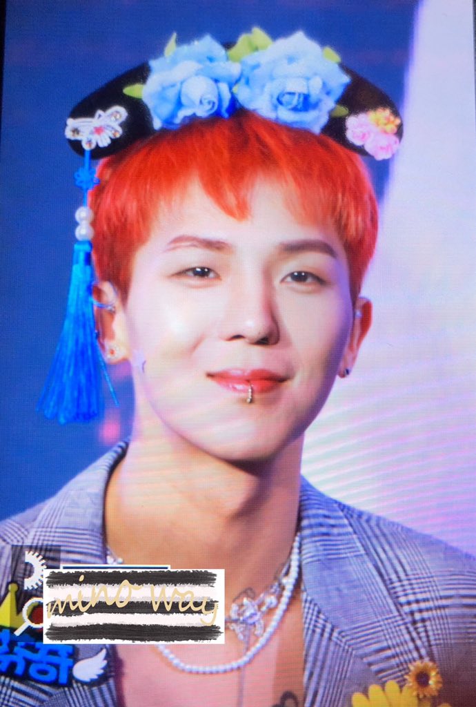 way_mino's tweet photo. 191120 칭다오 팬 사인회 previews 3 Chinese princes #winner #mino #위너 #민호 @official_mino_ https://t.co/TqOdgdLm3T