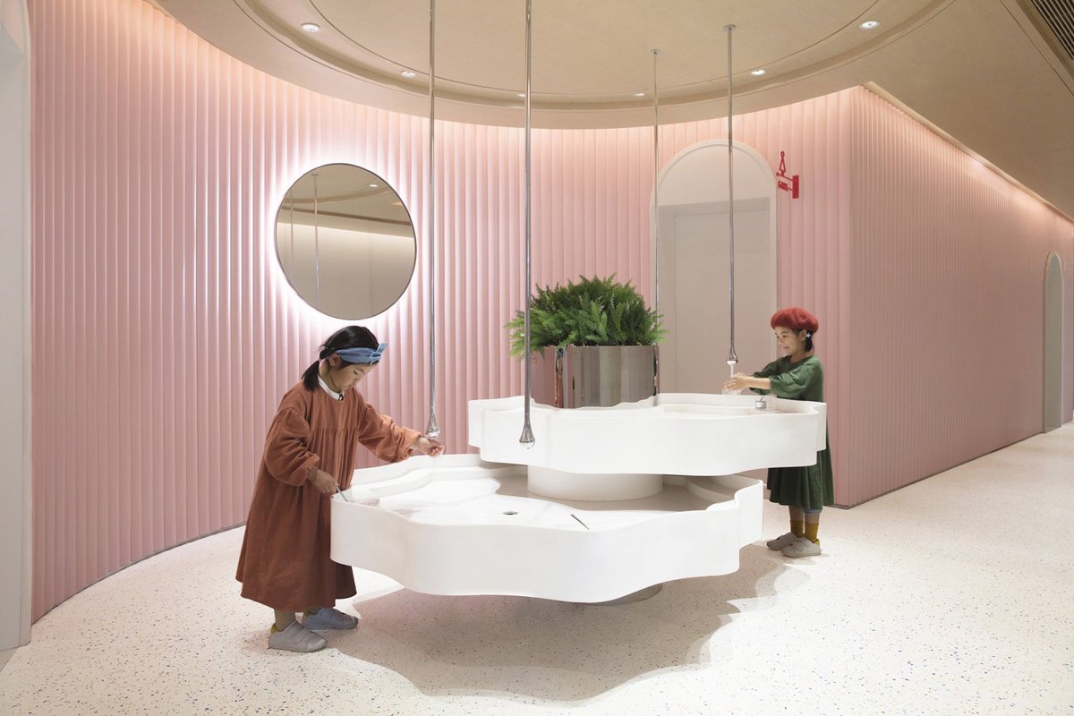 Projectbcn_'s tweet photo. Las escuelas deberían ser lugares experimentales para mejorar la educación y el aprendizaje y no búnkers aburridos y grises. Solo con una habitación de "pelotitas"como la de esta escuela china, me conformaría. Fotos de DickLiu. #KarvOneDesign #Dezeen #escuelasexperimentales https://t.co/uWDjdn1jgo