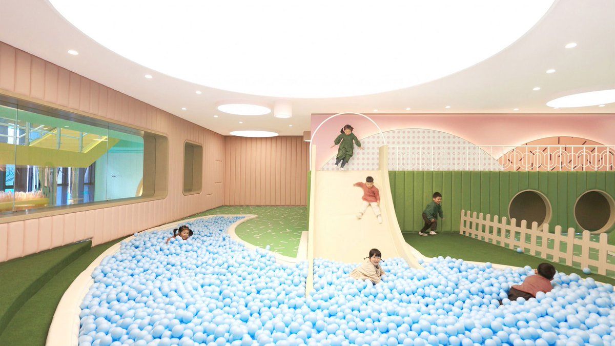 Projectbcn_'s tweet photo. Las escuelas deberían ser lugares experimentales para mejorar la educación y el aprendizaje y no búnkers aburridos y grises. Solo con una habitación de "pelotitas"como la de esta escuela china, me conformaría. Fotos de DickLiu. #KarvOneDesign #Dezeen #escuelasexperimentales https://t.co/uWDjdn1jgo