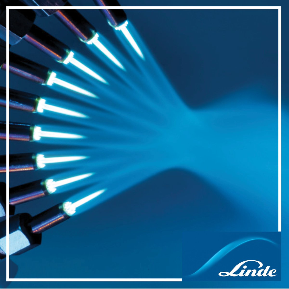 LindePortugal's tweet photo. 👨🏭👩🏭 LINDOFLAMM®
Processos de fabrico de precisão 🔝 exigem soluções de aquecimento de chama especiais 🔥 que otimizem a produtividade e a eficiência 💯. A utilização de queimadores standard de série é, por vezes, um compromisso pouco satisfatório.
#LindePortugal #LINDOFLAMM https://t.co/CfgkWkQDrJ