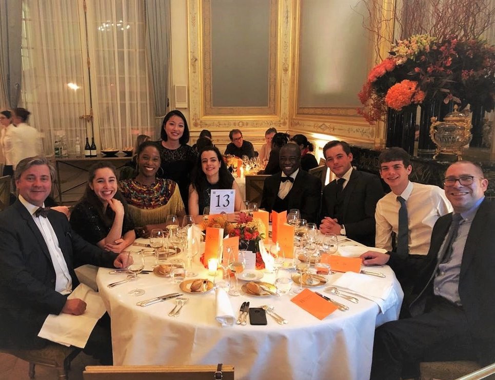 luxhotelschool's tweet photo. La @luxhotelschool a participé hier au 8e #galaplay au @ShangriLaParis en soutien à @pl4y association qui fait émerger à travers le sport des solutions pour favoriser l’éducation, l’inclusion et le bien-être de chacun. A notre table: @MaliaMetella médaillée olympique en natation. https://t.co/8xlCcRvy0J