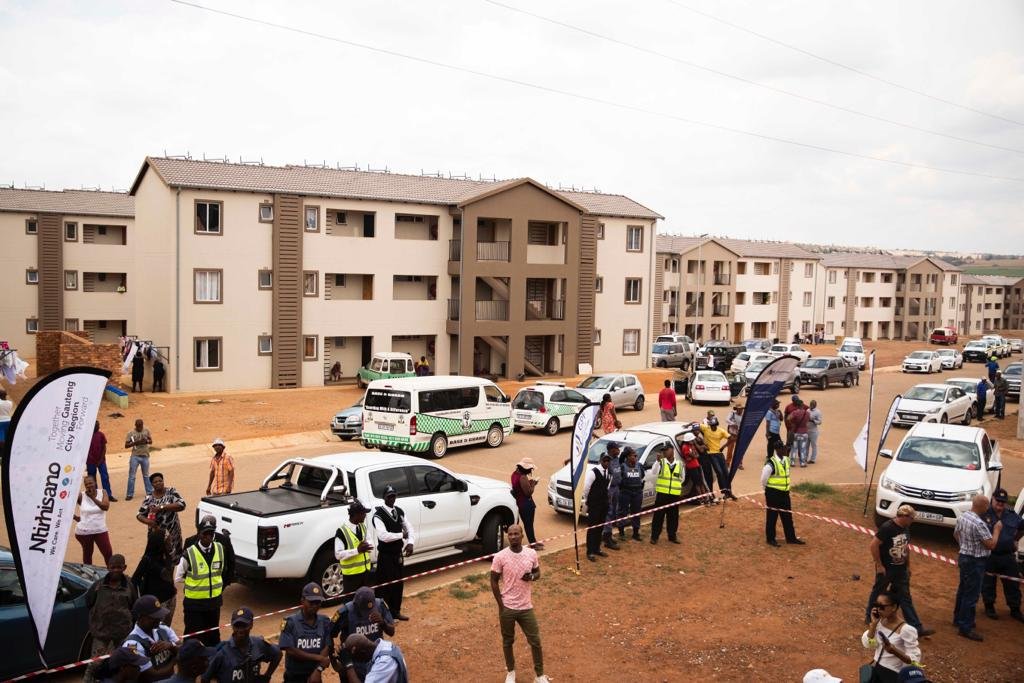 GautengANC's tweet photo. Premier @David_Makhura  and MEC @LebogangMaile1, joined by Mogale City Local Municipality leadership officiated at the hand-over of houses to deserving beneficiaries at a newly-built Afri-Village Mega City. 
#ANCGPDelivers
#GrowingGautengTogether https://t.co/5hDKSzyeSQ