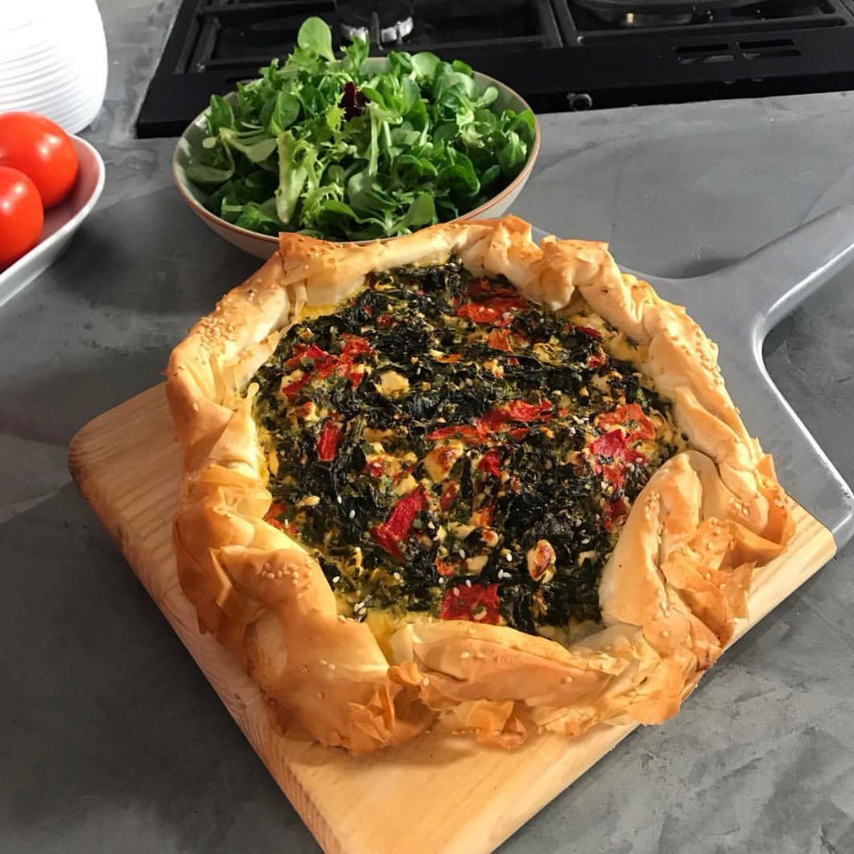 thebodycoach's tweet photo. This Roasted Red pepper and feta filo from my Veggie Lean in 15 book absolutely boots off 😍👌🏽#VeggieLeanin15 https://t.co/lsZ8AbDh3E