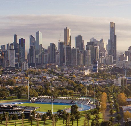 AusAmbEgy's tweet photo. #ExploreAus Series #اكتشف_أستراليا
#AustralianCities #Melbourne
with a population of 4.96 m, has been named the world’s most liveable city for the past seven years. Melbourne has the highest number of restaurants and cafes per number of people than any other city in the world! https://t.co/IqsLy9SmPp