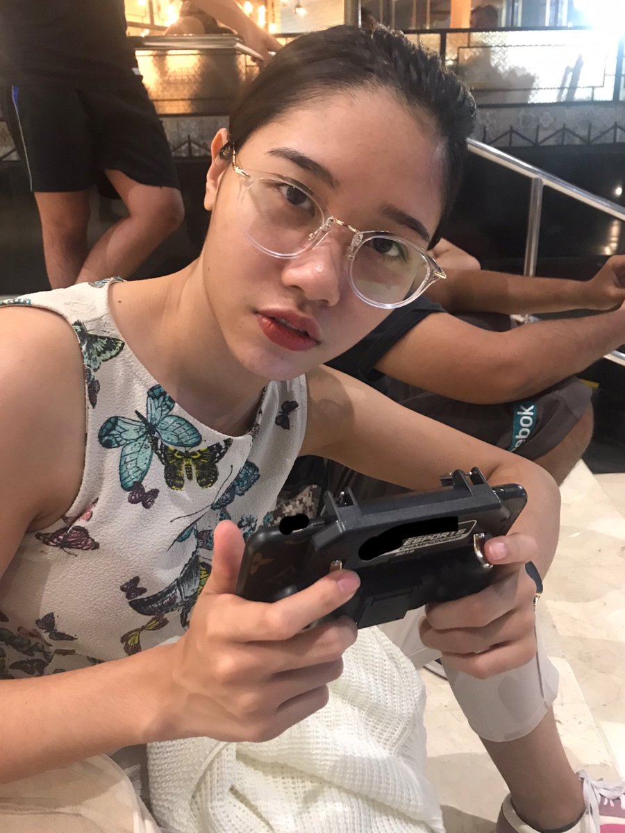 copuco_'s tweet photo. Dibilang jangan ganggu! Aku lagi war!! 😡😡 mati kan!! Huh😔 https://t.co/HECPs3P0z1