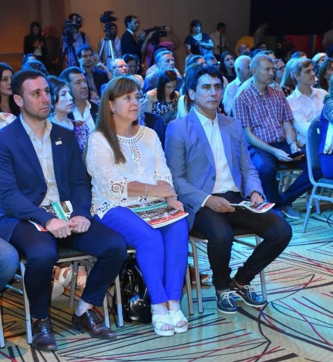 robertoacosta77's tweet photo. Junto al gobernador @domingopeppo participamos de la inauguración del 1er Encuentro Internacional de Bureaux del Litoral.
Gracias a las políticas del @ChacoGobierno, el #Chaco se posicionó en los primeros puestos en el turismo a nivel nacional en reuniones💪🏽
#TurismoChaco https://t.co/WrArUPoKRg