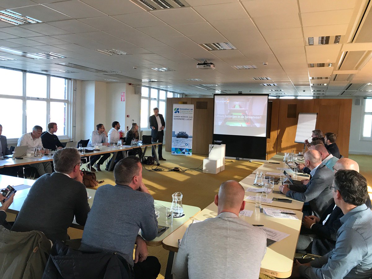 Leden van EICB Innovation Lab worden deze middag op de RDM Campus weer volledig bijgepraat over actuele thema's zoals onder meer lithium-ion batterijen in de binnenvaart. #binnenvaart #innovatie