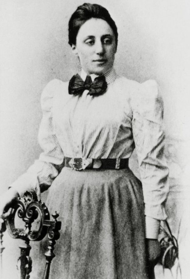 Hoy en nuestro homenaje de #mujeresparalahistoria Emmy Noether: Considerada como una de las mujeres más importantes de las historia de las matemáticas, revolucionó las teorías de anillos, cuerpos y álgebras. #talentofemenino #santaluciacandidatos #ellaSantalucia