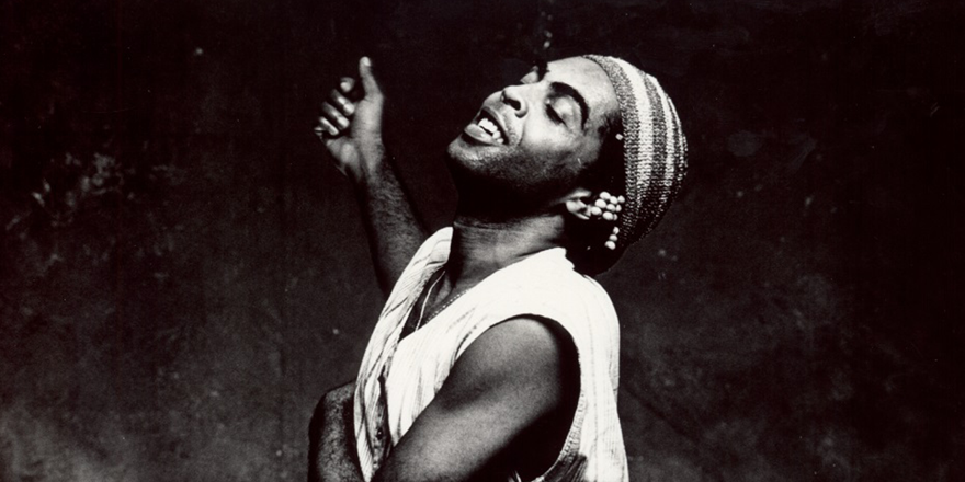 gilbertogil's tweet photo. “Se eu não fosse negro, não faço a menor ideia de que artista eu seria. Ser negro, culturalmente negro, me dá uma relação com a música, com o ritmo, com o mundo religioso, com tudo que eu não teria não sendo negro. Seria outro, outra pessoa.” #GilbertoGil #DiaDaConsciênciaNegra https://t.co/UBV3Smjnsr