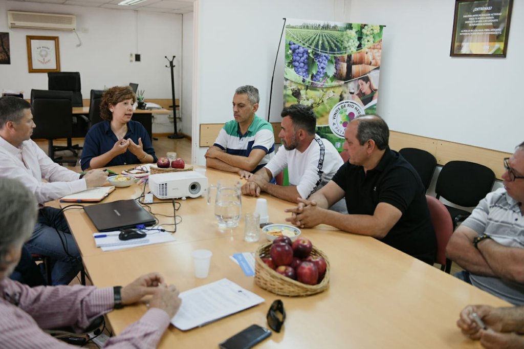 ArabelaCarreras's tweet photo. Nos reunimos con representantes de la Federación de Productores de Río Negro y Neuquén. Conversamos sobre el presente del sector y proyectamos nuevas líneas de trabajo pensando en un Río Negro productivo, de aquí a 20 años. https://t.co/H3U2vBroKj