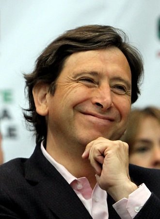 TodosPescamos's tweet image. Se vistió de ferretero y cantó en TV pero ocultaba paraísos fiscales, usura en sus supermercados y subsidio habitacional a hijas. Ahora Golborne (UDI) paga $11millones y podrá ser sobreseído de sus cochinadas en Caso Penta. No es por $30. Es por Ley de Pesca y esto.
#PrimeraLinea