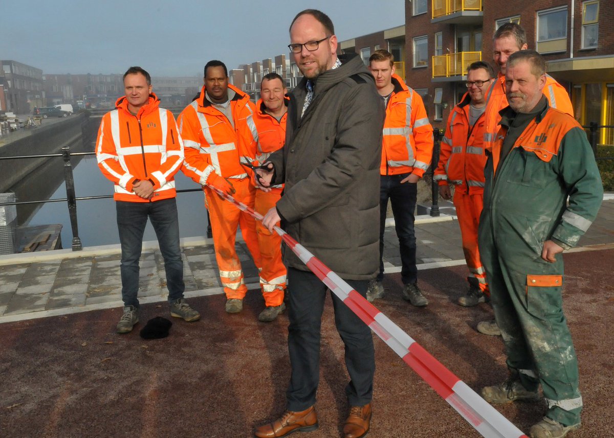 Wethouder <a href="/EltjoDijkhuis/">Eltjo Dijkhuis</a> opende vandaag de brug 'De Snik' in #Uithuizen. De brug is vanaf 21 november, 8.00 uur, open voor het verkeer. Over een paar weken keert het water terug op de Blink in het dorp.