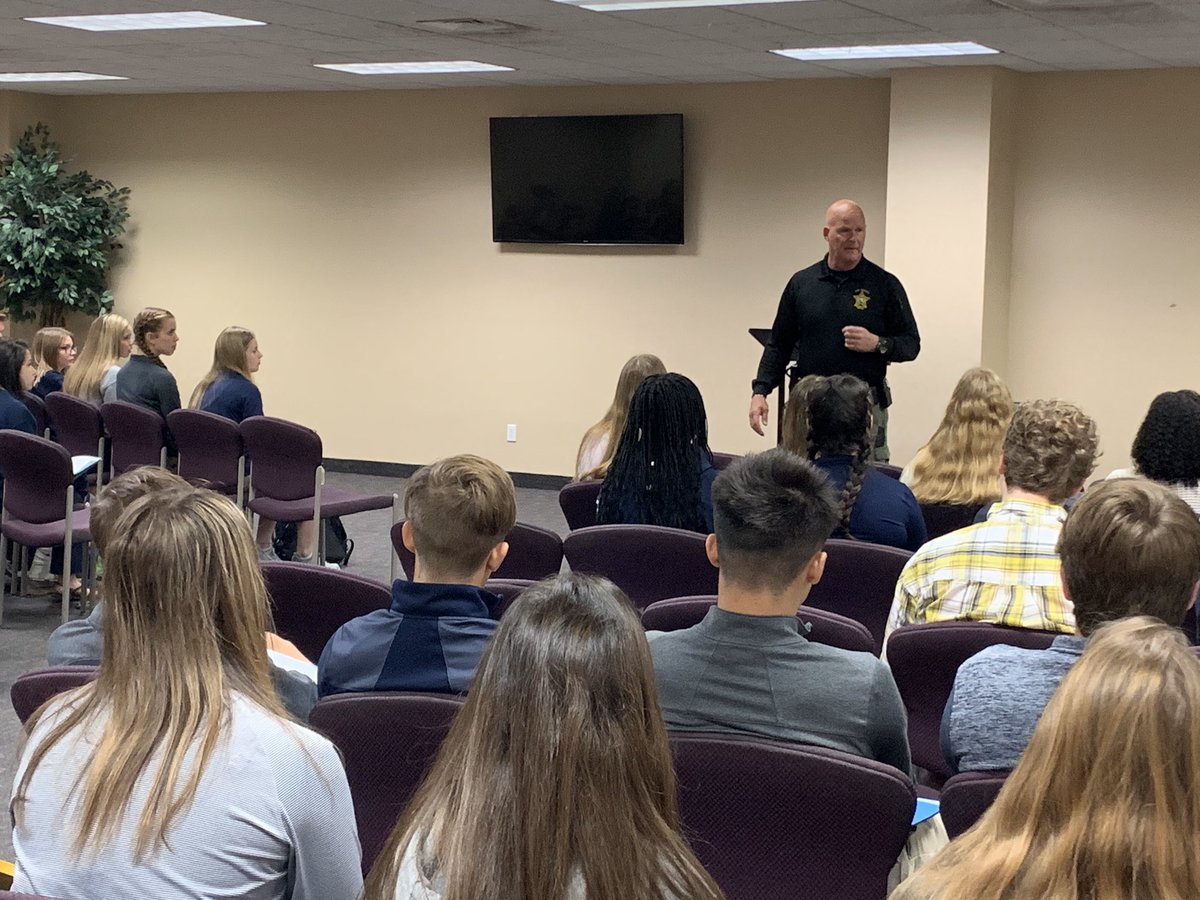 SWFLChristian's tweet photo. Staff Officer Scott Griffith, from the Lee County Sheriff’s Department spoke to Student Leadership Academy (SLA) this morning about decision making and living by a code of ethics, Discover the SFCA Difference! #sfcakings https://t.co/11o0r5eQ80
