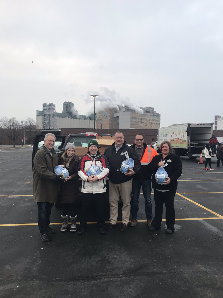 BataviaDowns's tweet photo. Ryan, Scott, Tom & Dee from Batavia Downs / @WesternOTB with Allan from @WGR550 & Lauren from Feedmore as we deliver our annual donation of 100 Turkeys for the @FoodBankofWNY at the @BuffaloSabres #TurkeysforTickets event! #Thanksgiving https://t.co/UgB0SaQNIk