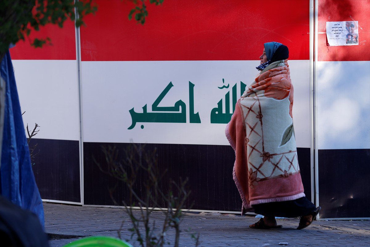elhamraniMed's tweet photo. المتظاهرون يحتمون بالأغطية من قساوة البرد و يدفئون بالفحم المشتعل بساحة التحرير بالعاصمة بغداد. مواصلين صمودهم في وجه الظروف الطبيعية و القمعية ..
#العراق
#العراق_ينتفض
#العراق_يثور
الصور من وكالة شهاب https://t.co/1LB7w6tJcO