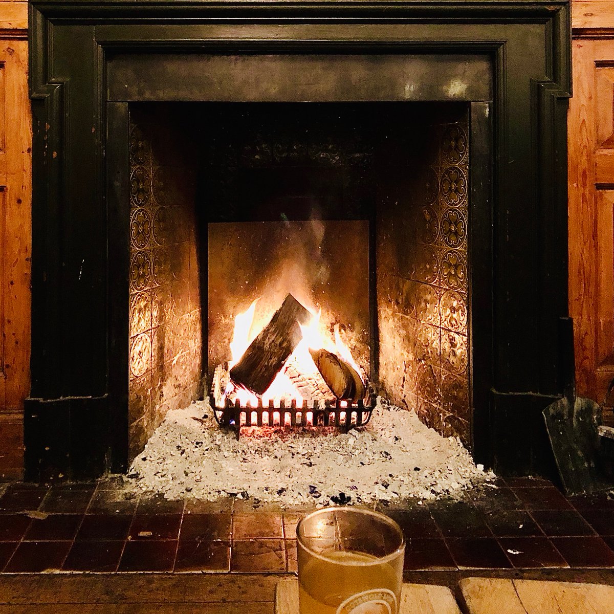 ChalkandCheeseD's tweet photo. Simple pleasures #alehouse #logfire https://t.co/DJCpIqwciv