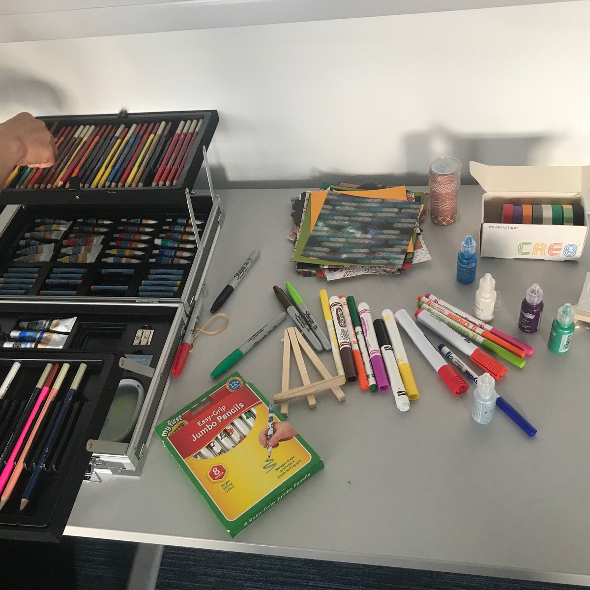 DIYHappiness's tweet photo. Flourishing in the Workplace course today @KingsCollegeLon 
Participants have been enjoying getting into a ‘flow’ state, through creating their own wellbeing canvas. 😀 https://t.co/S1yyDe5Ojf