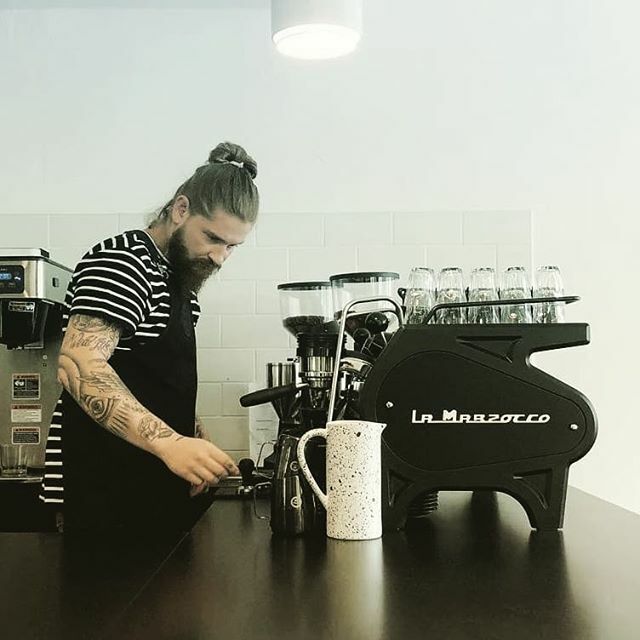 aromasunrisecom's tweet photo. Diesen Monat in unserer #kaffeebox findest Du auch hervorragende Kaffees von @districtfiveroastery 🙌❤️🙌 #specialtycoffee #coffeefractals #aromasunrise #kaffeepause https://t.co/eCbTSw8Lr7 https://t.co/1thfQJi692