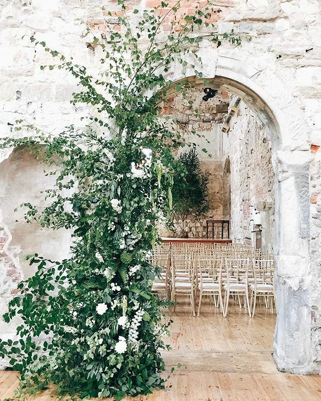 We revel in creating site specific installations. Designs that are imagined just for you and the space you are getting married in. ✨

Whether they are wild and free and full of textural greenery or full structural blooms with not a leaf in site, we w… ift.tt/35fris4