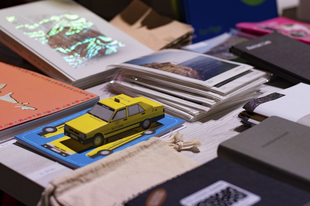 FLATartbookfair's tweet photo. FLAT
Fiera Libro Arte Torino
Il racconto di #FLAT2019 attraverso gli occhi degli studenti #IEDTorino
➡️ Stay Tuned With #flatartbookfair #FLAT2020
[ Courtesy of IED Torino, photo credit 
Ph1: Giacomo Arguto
Ph2: Christian Bono
Ph3: Francesco Cardullo
Ph4: Giorgia Cosentini ] https://t.co/lHO7YCSCoN