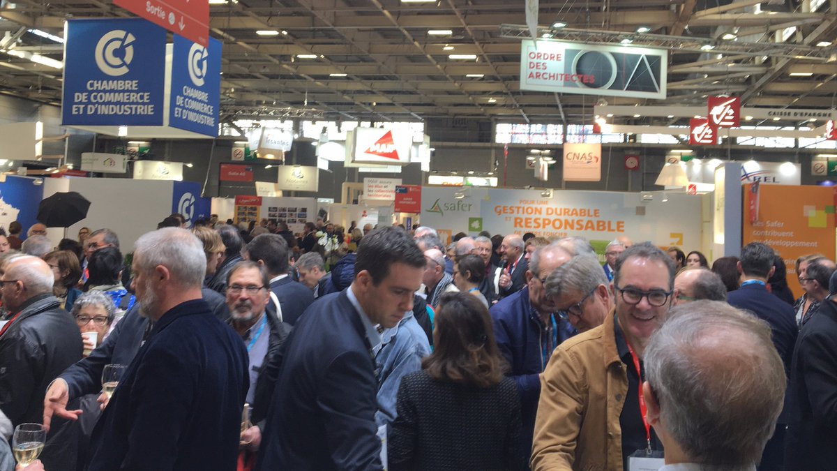 [#SMCL] Plus de de 100 élu.e.s présents au cocktail organisé par le <a href="/CAATlantVendee/">CA Atlantique Vendée</a> et <a href="/l_amf/">AMF | Association des maires de France</a> (44-85) lors du <a href="/salondesmaires/">Salon des Maires et des Collectivités</a>. La start up <a href="/Medicitus_/">Medicitus</a> hebergée au <a href="/villageCAav/">Le Village by CA Atlantique Vendée</a> très sollicitée sur le stand <a href="/CreditAgricole/">Crédit Agricole</a> pour expliquer sa solution de #téléconsultation 
#SMCL2019