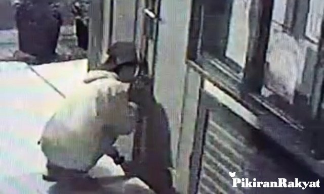 Bobol Sekolah, Pencuri Cuma Dapat Sarung dan Minyak Kayu Putih dlvr.it/RJhRgR