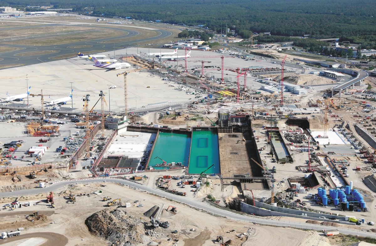 Airport_FRA's tweet photo. T3 is getting concrete! The foundation work is nearing its grand finale. As soon as the underwater concrete in the last pit is dry, the building will be ready for the structural work: https://t.co/7mizqzH83Y
#FRAfutureT3 https://t.co/D7REAjAfpn