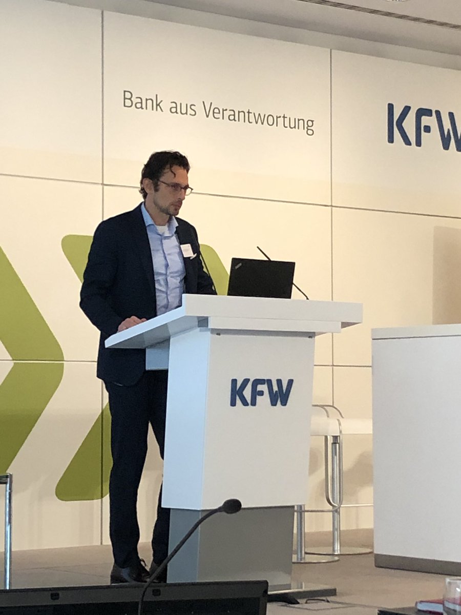 SaschaGenders's tweet photo. Matthias #Wallisch vom @RKW_Experten spricht über Ökosysteme für #Startups und Nachfolger bei der @KfW. Übrigens organisiert die @IHK_Mainfranken in 2020 auch erstmals ein Projekt mit dem #RKW in #Mainfranken für KMU und Mittelständler. https://t.co/2FC4tWHzi9